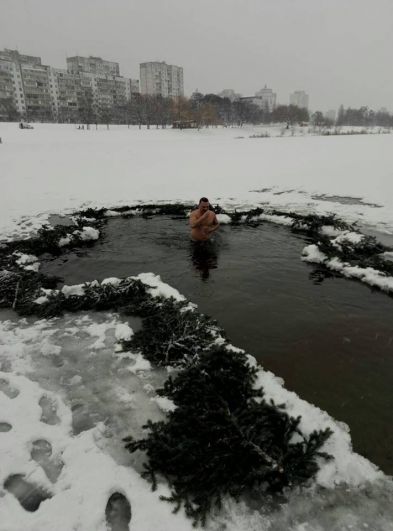 Депутат Киевсовета Сергей Артеменко искупался в проруби и поздравил украинцев с прекрасным праздником.