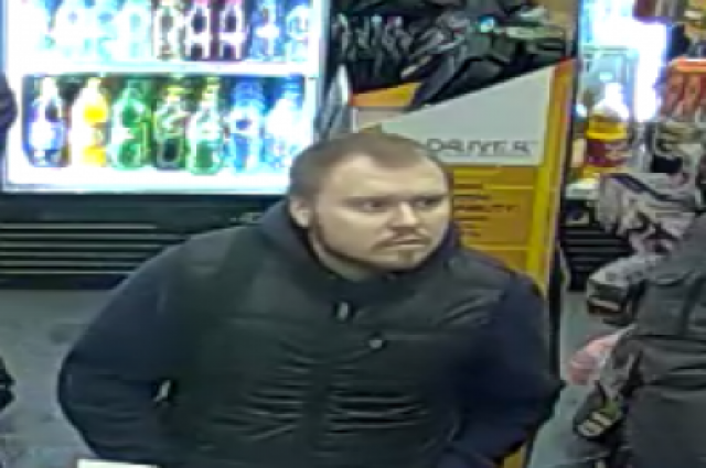 В Оренбурге полицейские разыскивают мужчину, купившего канистру бензина.