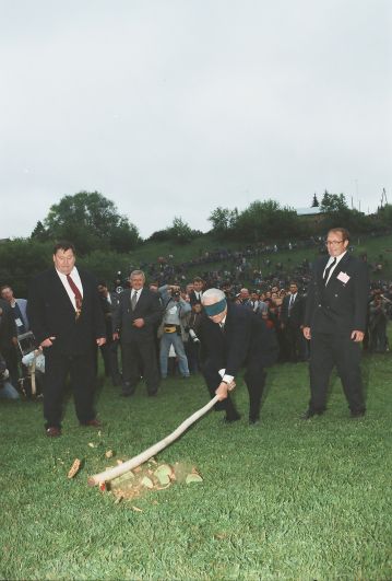 Один из самых известных снимков Козловского - Борис Ельцин в 90-х побывал на Сабантуе и участвовал в конкурсе разбивания глиняного горшка. 