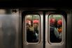 Участницы «Марша женщин» в метро Нью-Йорка.
