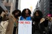 Участницы «Марша женщин» на Манхэттене в Нью-Йорке. Надпись на плакате: «Одна раса».