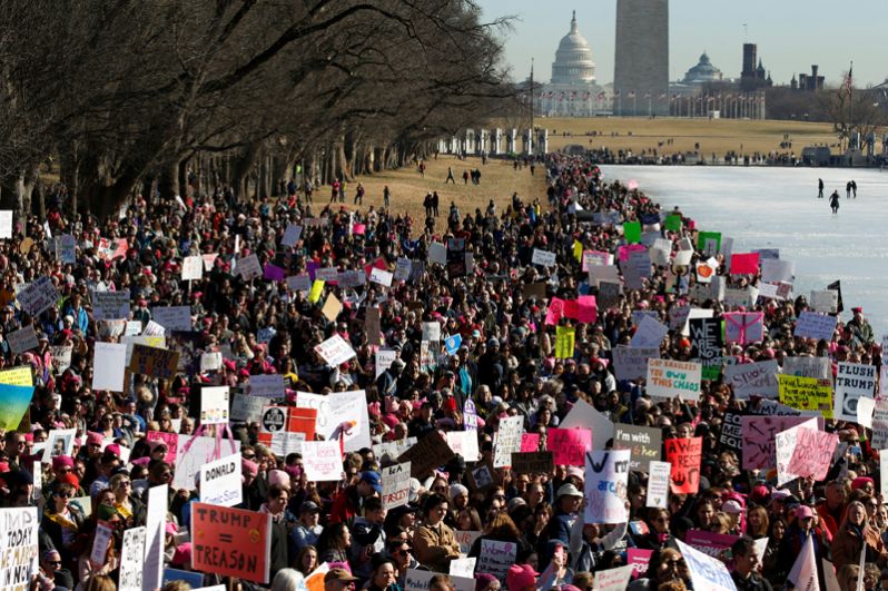 Участники «Марша женщин» в Вашингтоне.