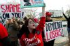 Участники «Марша женщин» в Вашингтоне. Надписи на плакатах: «Позор», «Демократы-проигравшие».