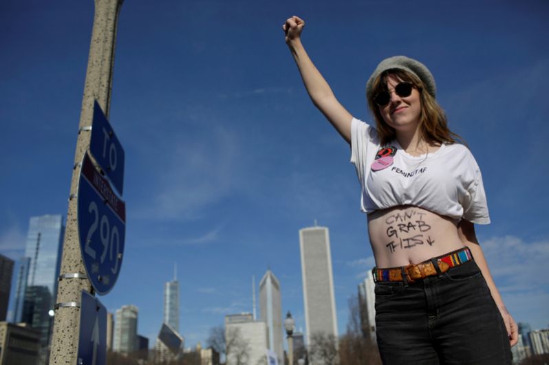 Участница «Марша женщин» в Чикаго.