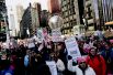 Участники «Марша женщин» на Манхэттене в Нью-Йорке.