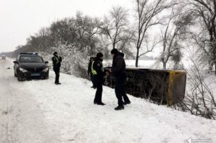 На трассе у Кривого Рога перевернулся автобус с пассажирами