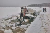 Автокран, провалившийся под лед на реке Лене.