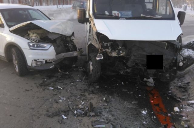 22 января в Сургуте столкнулись маршрутка и легковушка