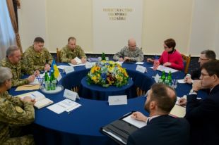 Начальник Генштаба обсудил ситуацию в АТО с представителем США Волкером