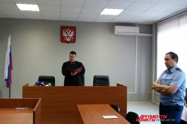 Осуждённый также должен выплатить штраф в 594 тысячи рублей.