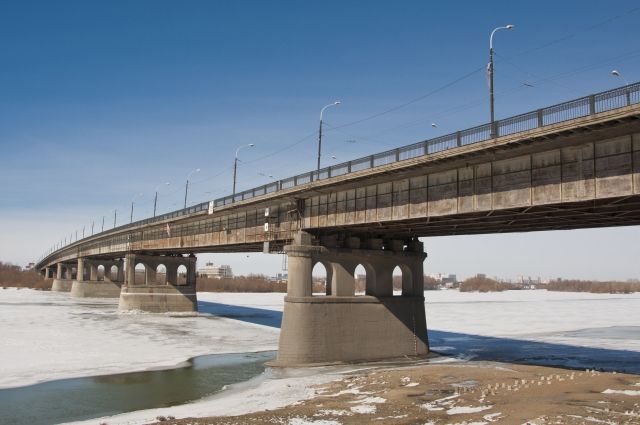 Возле Ленинградского моста образовалась большая полынья.
