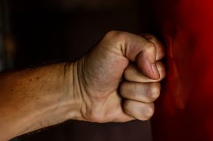 В Тюменской области мужчина регулярно избивал сожительницу