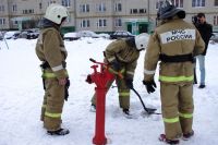 Пожарный гидрант замерз от низких температур.