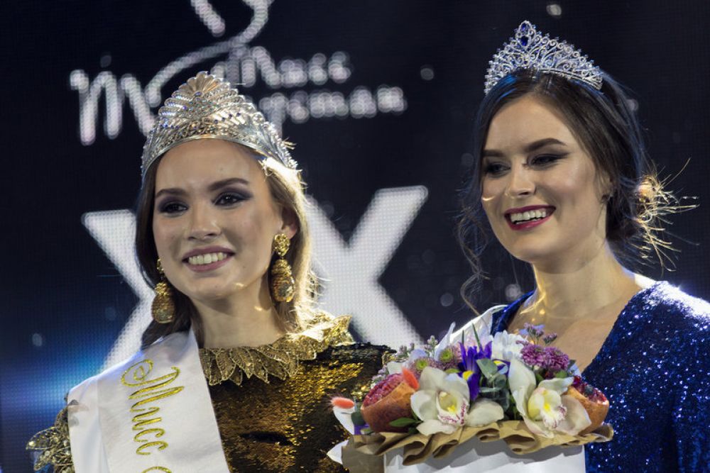 Корону конкурса «Мисс Татарстан» завоевала 19-летняя студентка Поволжской академии физкультуры, будущий спортивный менеджер, кандидат в мастера спорта по художественной гимнастике Камилла Хусаинова (слева).