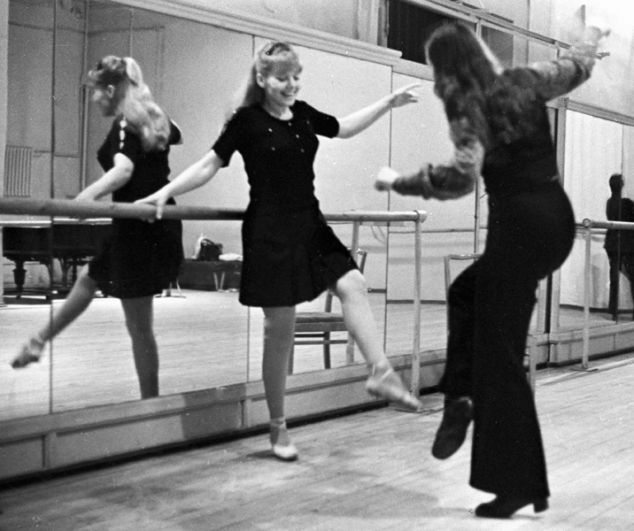 Актриса Ленинградского театра музыкальной комедии Людмила Сенчина (слева) на занятиях в балетном классе. 1974 год.