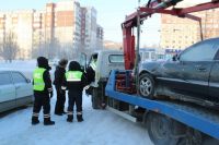 Автомобиль мужчины, застрявшего в мороз на одной из улиц города, транспортировали до автосервиса