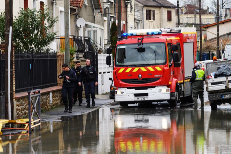 Пожарная машина на одной из затопленных улиц в Париже после прошедших ливневых дождей.