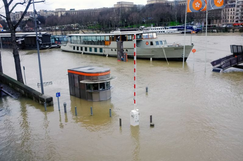 Затопленные улицы в Париже.