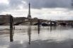 Вид на Эйфелеву башню во время наводнения.