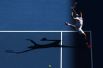 Швейцарский теннисист Роджер Федерер играет против Мартона Фучовича из Венгрии во время чемпионата Australian Open, Мельбурн. 22 января 2018 года.