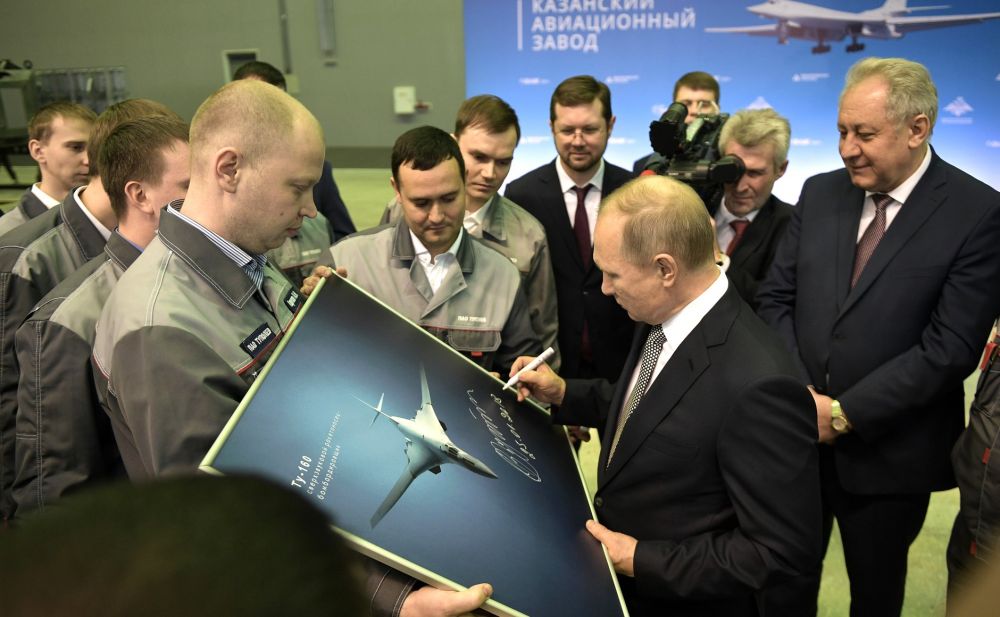 Встреча с пилотами "Белого лебедя". Президент поздравил экипаж с успешным проведением полёта.