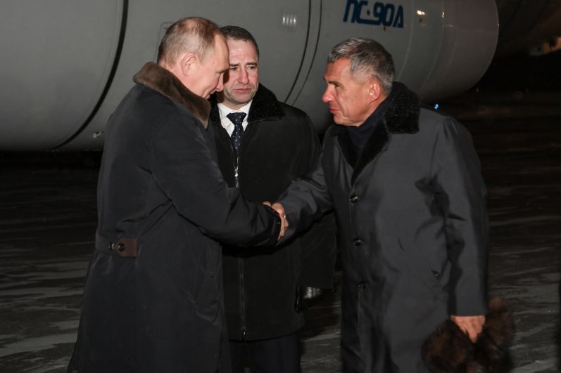 В Татарстан президент РФ прибыл вечером 24 января. В аэропорту его встретил президент РТ Рустам Минниханов.