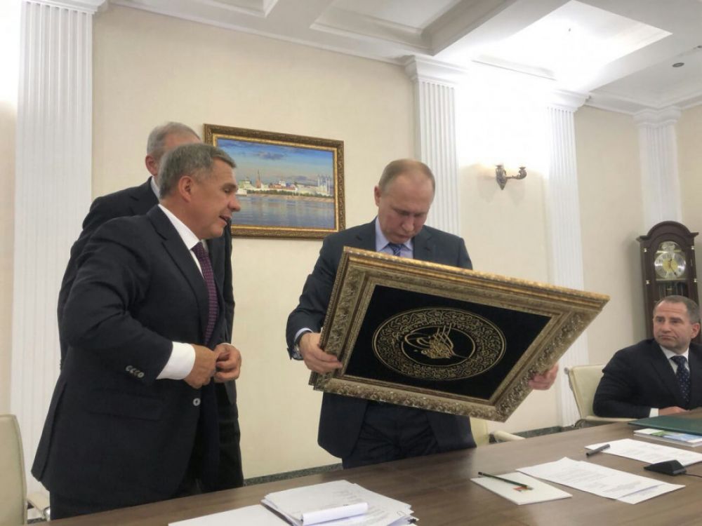 В качестве подарка президент РТ преподнес Путину тугру - "знак повелителя", написанный по-арабски.