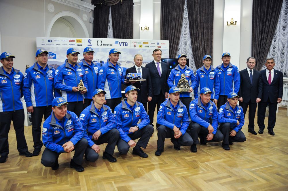 Также в Казани глава страны встретился с командой "КАМАЗ-Мастер", которая на днях завоевала юбилейный, 15-й трофей, ралли "Дакар". 
