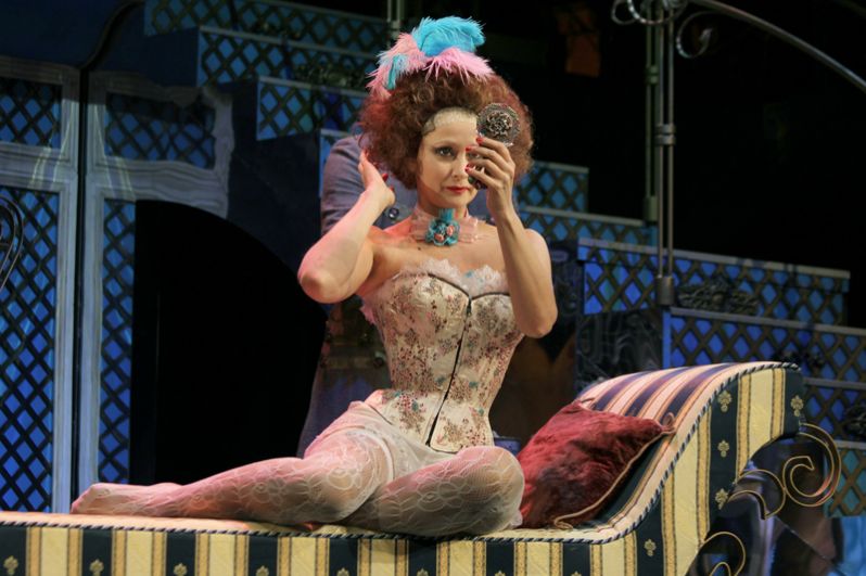 Ольга Кабо в спектакле «Опасные связи» в роли Маркизы де Мертёй.