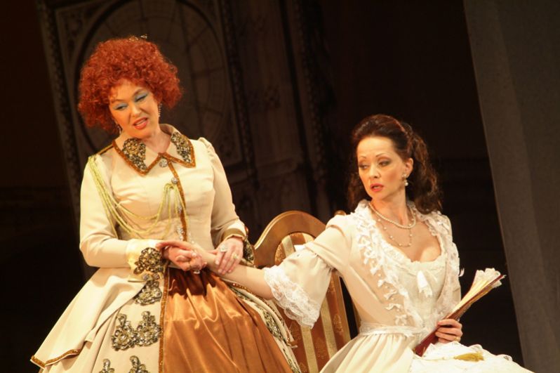 Актрисы Лариса Гузеева и Ольга Кабо в спектакле «Буря в стакане воды».