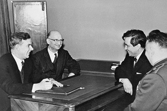 Председатель КГБ при Совете министров СССР Владимир Семичастный (1-й слева) принимает советских разведчиков Рудольфа Абеля (2-й слева) и Конана Молодого (2-й справа).