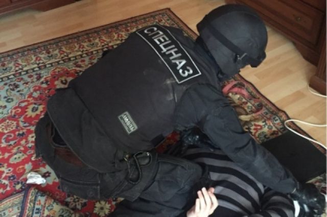 В Калининграде спецназ взял штурмом квартиру наркодельца.