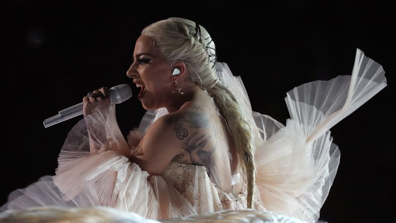 Леди Гага выступает на церемонии вручения «Грэмми».