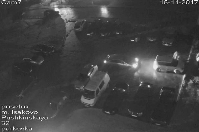 На парковке в Гурьевске водитель «Ниссана» рукой разбил стекло чужого авто.