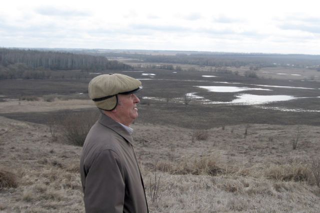 Эколог Е. Глазунов обозревает правый берег и заливные луга Донецкой Сеймицы.