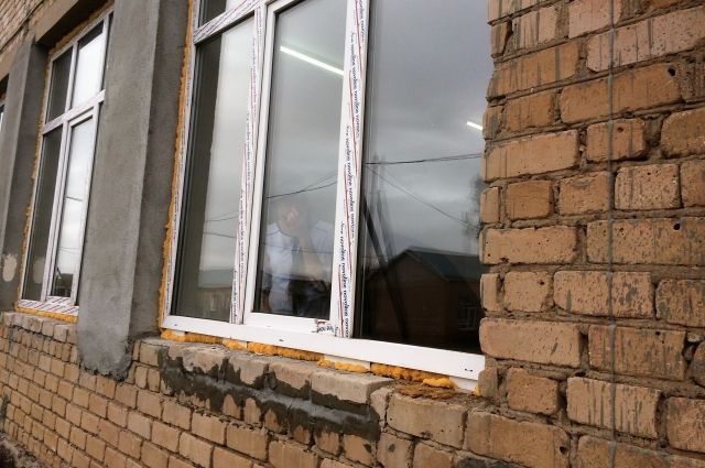 В омских школах  и детсадах установят пластиковые окна. 