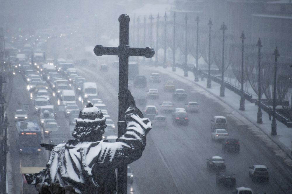 Вид из здания Российской государственной библиотеки на памятник святому равноапостольному князю Владимиру и Большой Каменный мост в Москве.