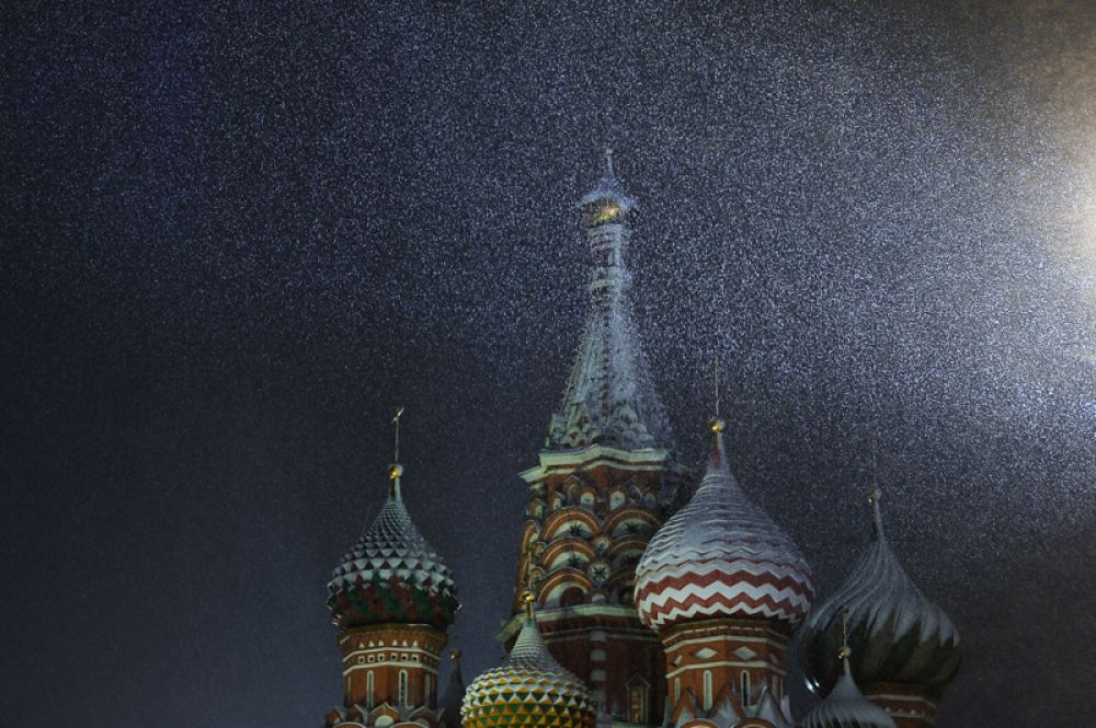 Покровский собор в Москве во время снегопада.
