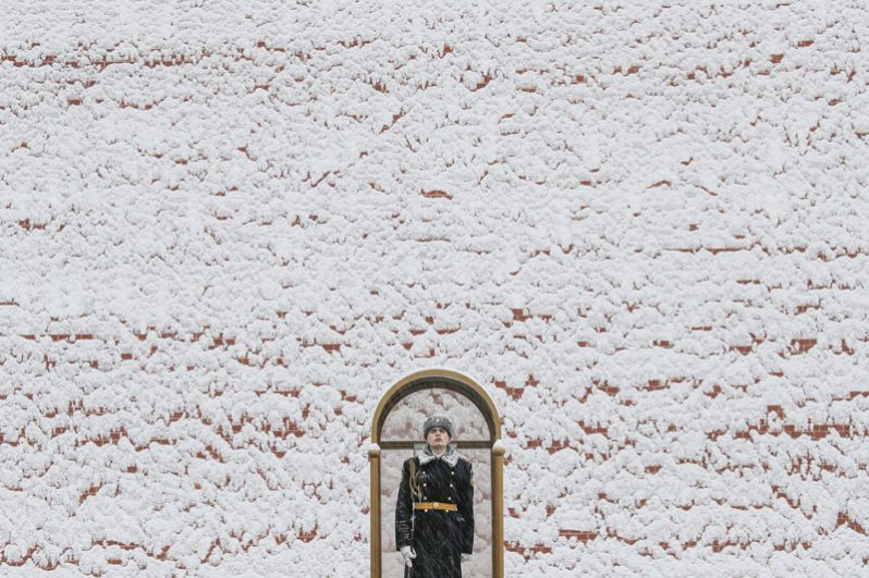 Почетный караул стоит у Могилы Неизвестного солдата у Кремлевской стены в Москве.