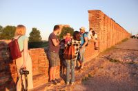 Михаил Ефимкин (в центре) рассказывает туристам о Смоленской крепостной стене на прясле ее восточного участка.