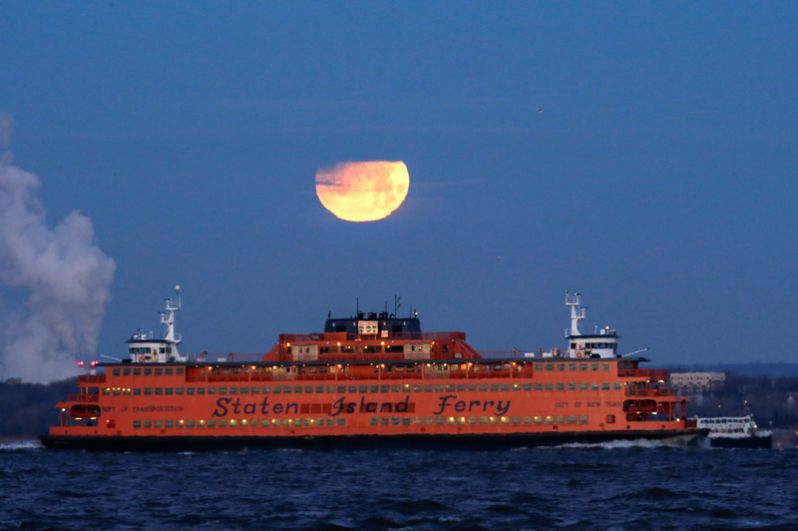 Луна над паромом в Статен-Айленд, Бруклин, Нью-Йорк, США.
