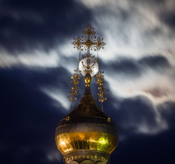 Православная часовня в полнолуние в Дармштадте, Германия.