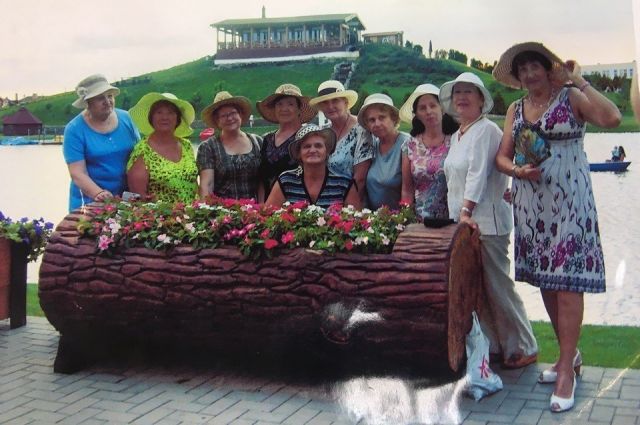 Эмилия Гавриленко (крайняя справа) со своими подругами