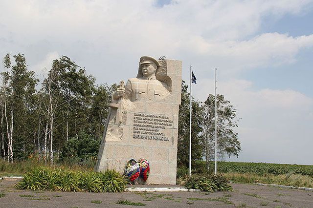 Памятник Цезарю Куникову на трассе М-23 Ростов-на-Дону — Таганрог.