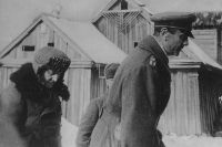 Пленного генерал-фельдмаршала Паулюса и его адъютанта конвоируют в штаб 64-й армии. 31.01.1943 г.