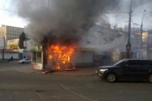 В Киеве возле станции метро загорелся МАФ