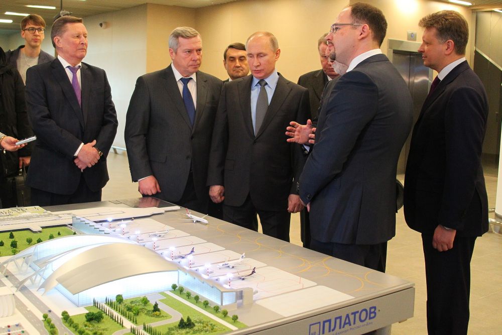 Владимир Путин осмотрел аэропорт и в реальности, и на макете