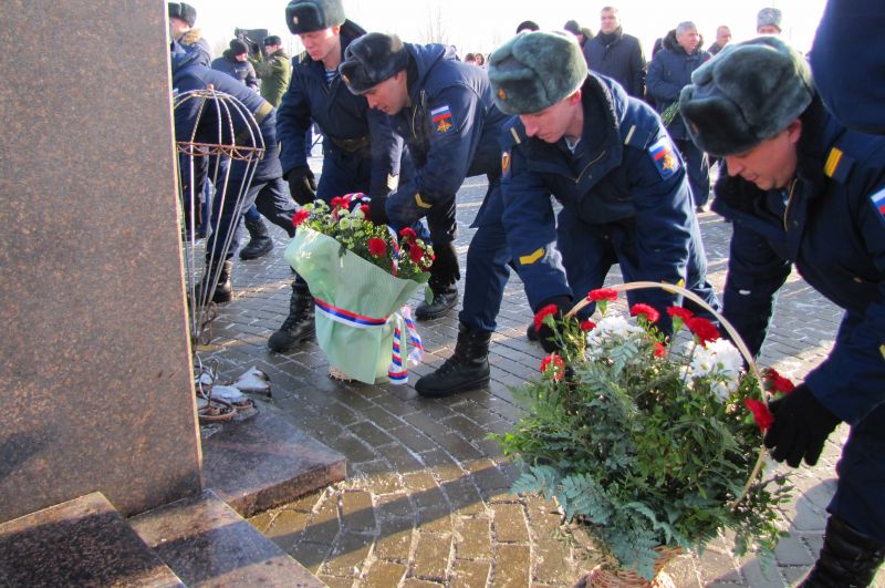 Десантники возложили цветы к памятнику генералу армии Василию Маргелову. 
