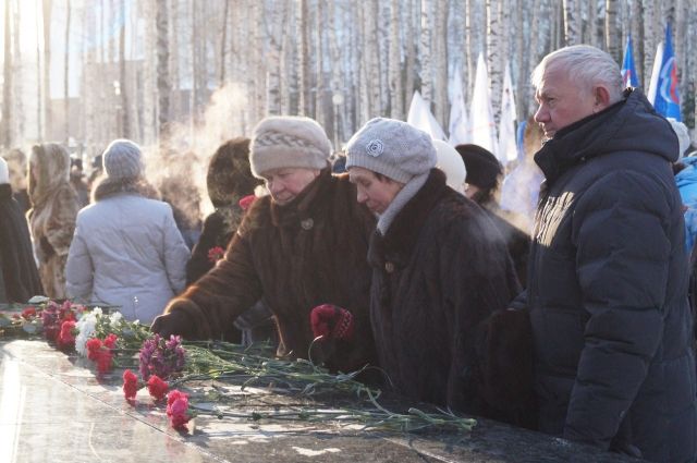 Возложение цветов к мемориалу Победы в Ханты-Мансийске.