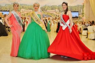 Илия Гарипова (в красном) теперь официально одна из самых красивых бабушек мира.